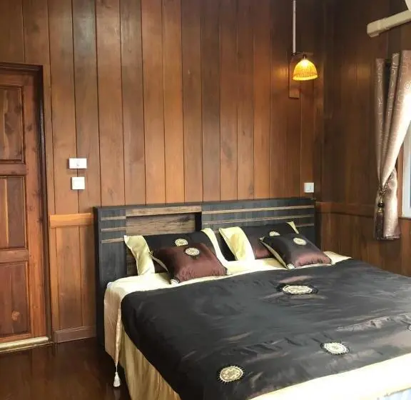 اتاق اکونومی, Ruen Thai Ban Rim Nam