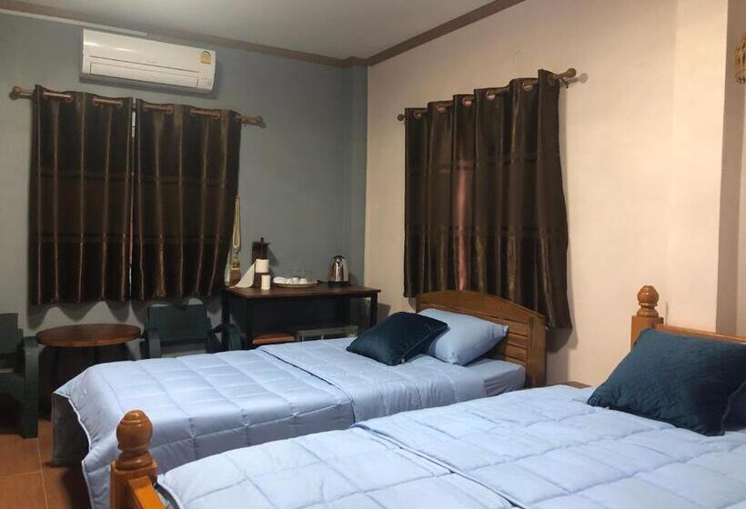 חדר בסיסי לשלושה, Ruen Thai Ban Rim Nam