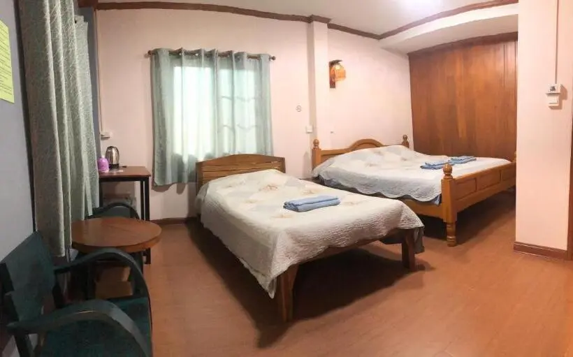 اتاق ساده سه‌ نفره, Ruen Thai Ban Rim Nam