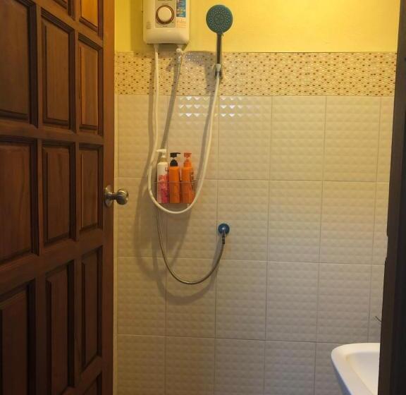 חדר יחיד בסיסי, Ruen Thai Ban Rim Nam