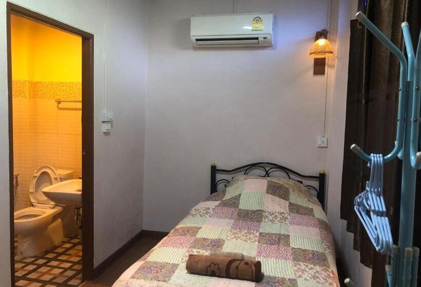 חדר יחיד בסיסי, Ruen Thai Ban Rim Nam