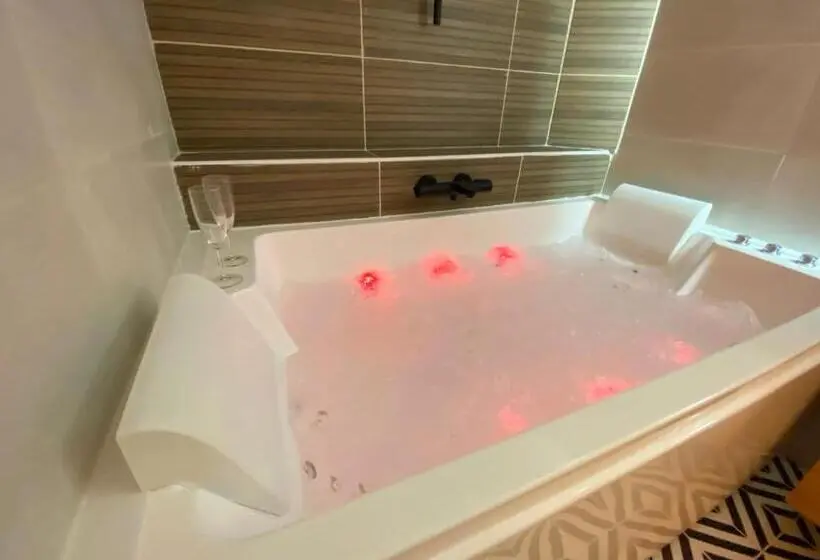 سوئیت با وان آب گرم, L Escale Appartements Et Suites En Bord De Mer