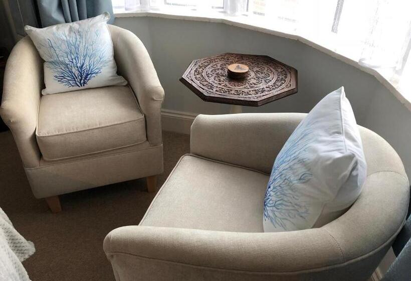 إستوديو ديلوكس, Burlington House Guest House