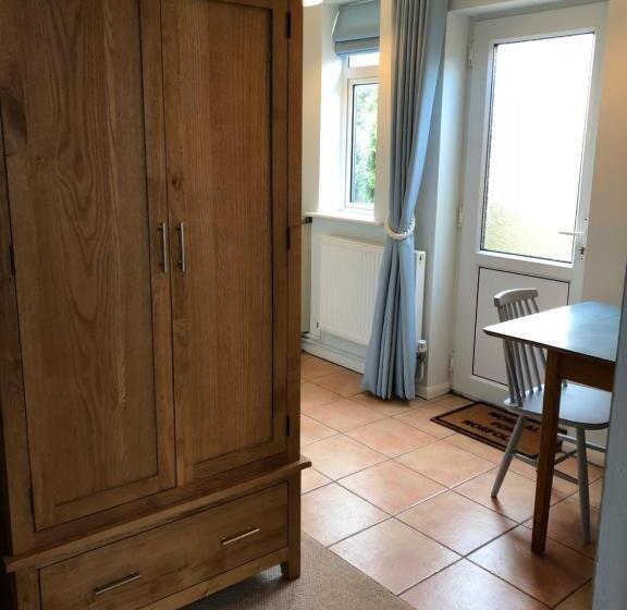 إستوديو ديلوكس, Burlington House Guest House