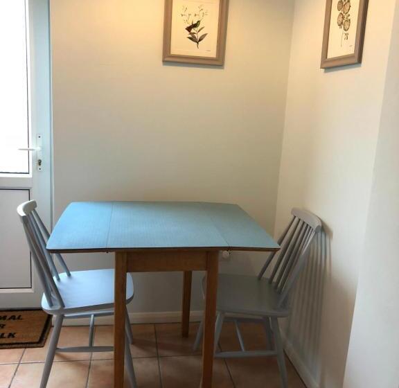 إستوديو ديلوكس, Burlington House Guest House