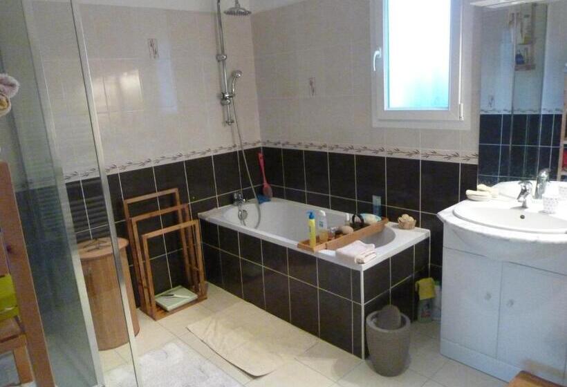 带花园景观的标准三人间, Le Mas De Tiomka