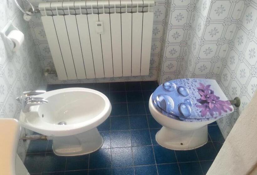 غرفة قياسية حمام مشترك, Vittoria_albissola