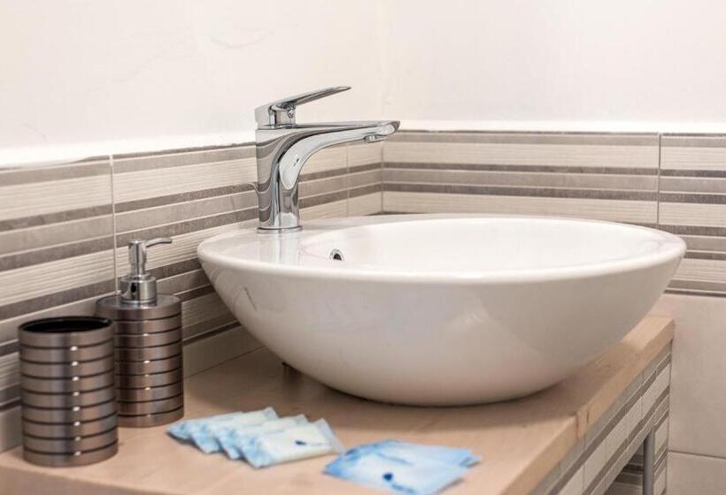 غرفة سوبيريور ثلاثية مطلّة علي البحر, Locanda Su Recreu