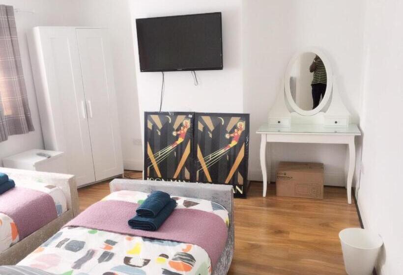 침실 4개 주택, Bexleyheath Station House