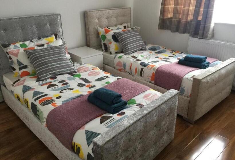 침실 4개 주택, Bexleyheath Station House