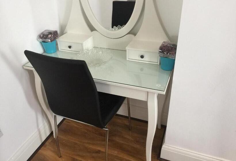 침실 4개 주택, Bexleyheath Station House