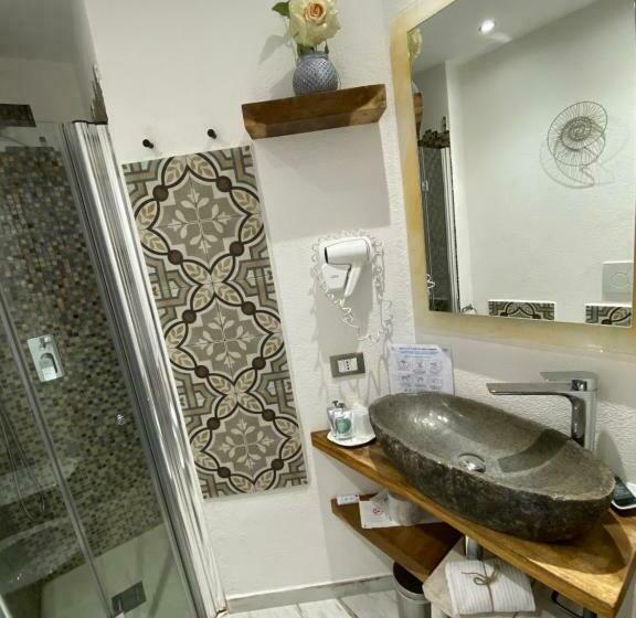 غرفة قياسية مطلّة علي البحر, Madüneta 5 Terre