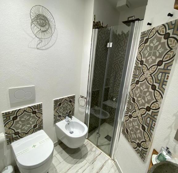 غرفة قياسية مطلّة علي البحر, Madüneta 5 Terre