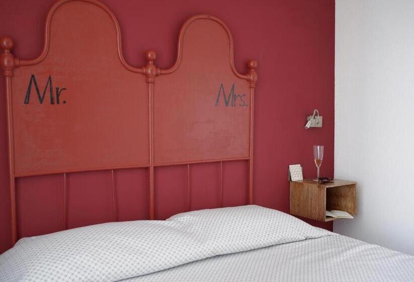 غرفة قياسية مطلّة علي البحر, Madüneta 5 Terre