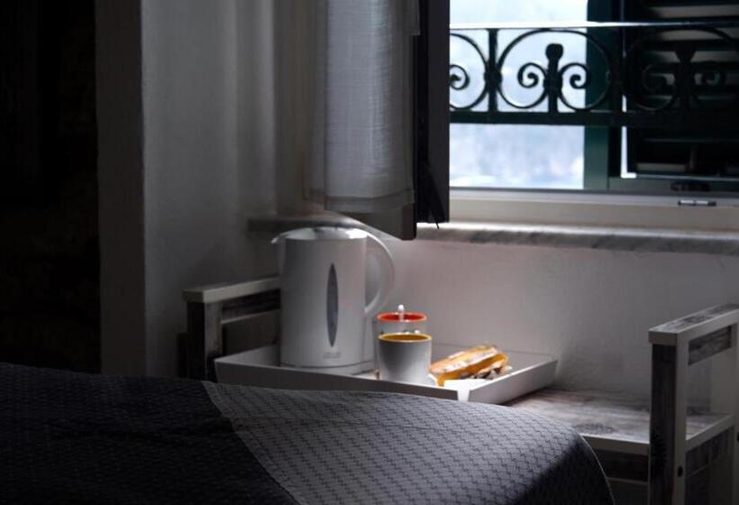 غرفة قياسية مطلّة علي البحر, Madüneta 5 Terre