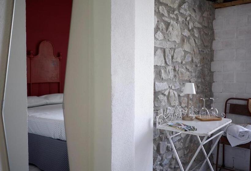 غرفة قياسية مطلّة علي البحر, Madüneta 5 Terre