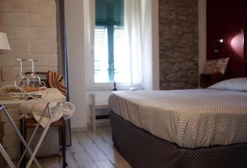 غرفة قياسية مطلّة علي البحر, Madüneta 5 Terre