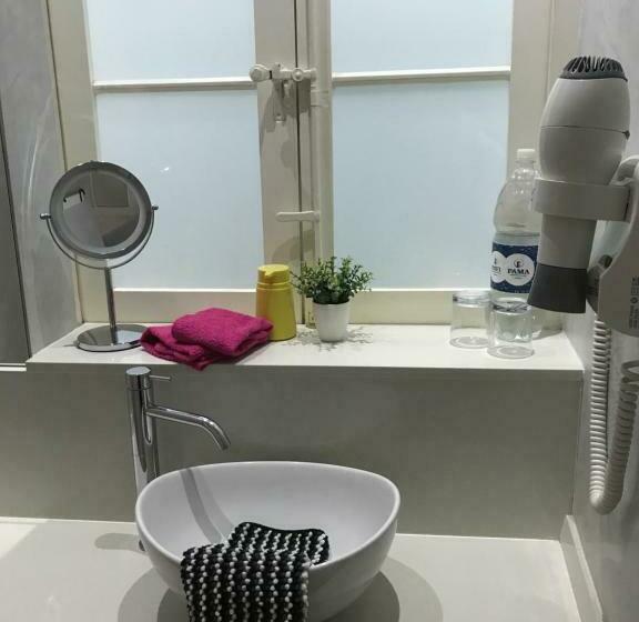 اتاق لوکس با بالکن, Nelli S B&b