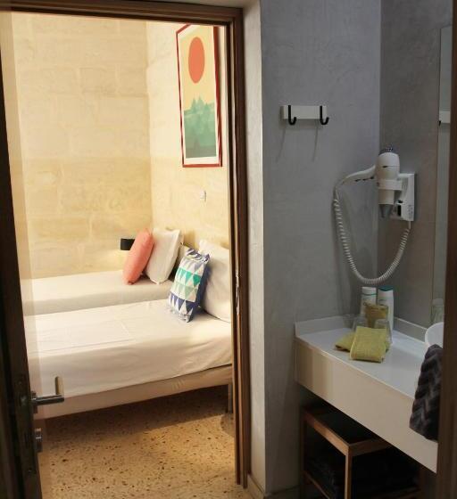 اتاق لوکس با بالکن, Nelli S B&b