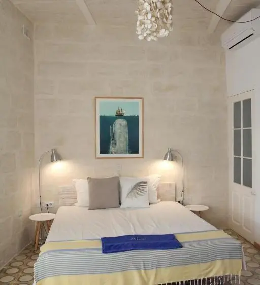 اتاق لوکس با بالکن, Nelli S B&b