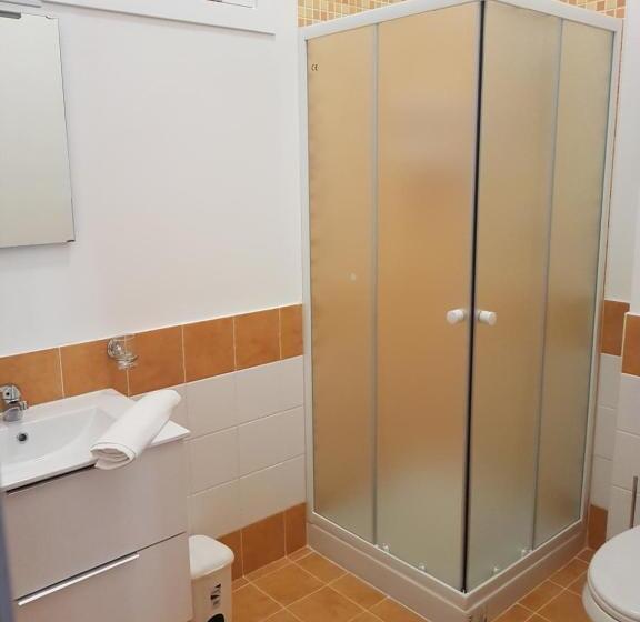 غرفة قياسية, Giusy And Rose