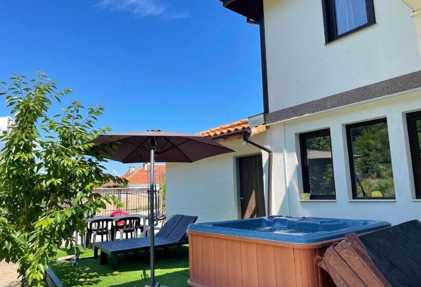 Дом 4 Спальни, Kassandrova Guest House & Spa