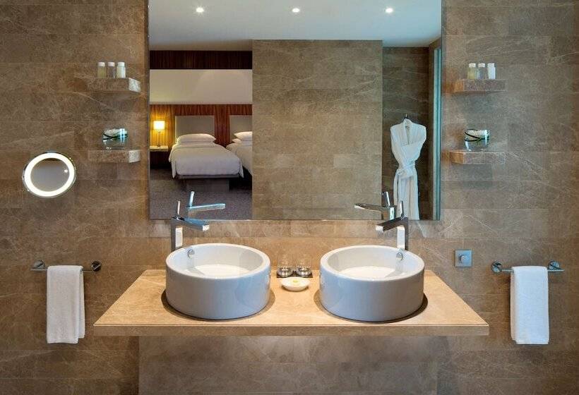 Номер Deluxe, Andaz Capital Gate Abu Dhabi, By Hyatt