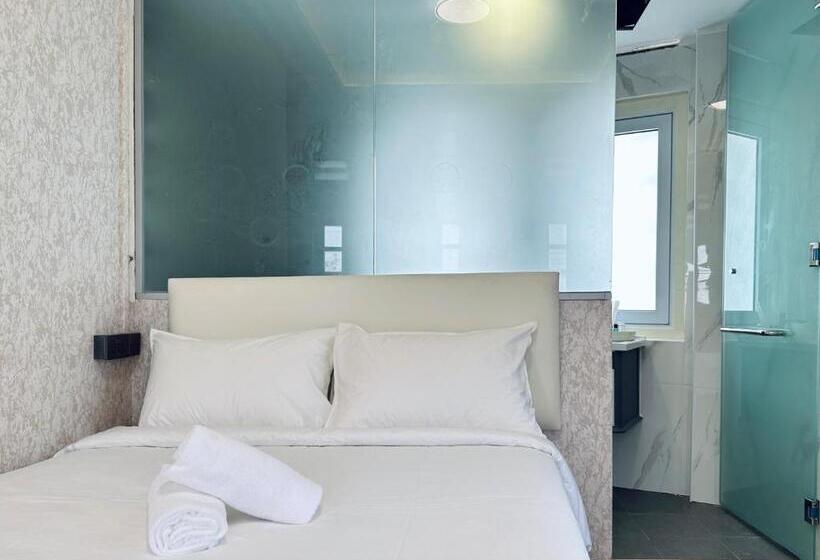 اتاق سوپریور, Kam Leng