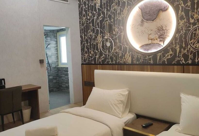 اتاق سوپریور, Kam Leng