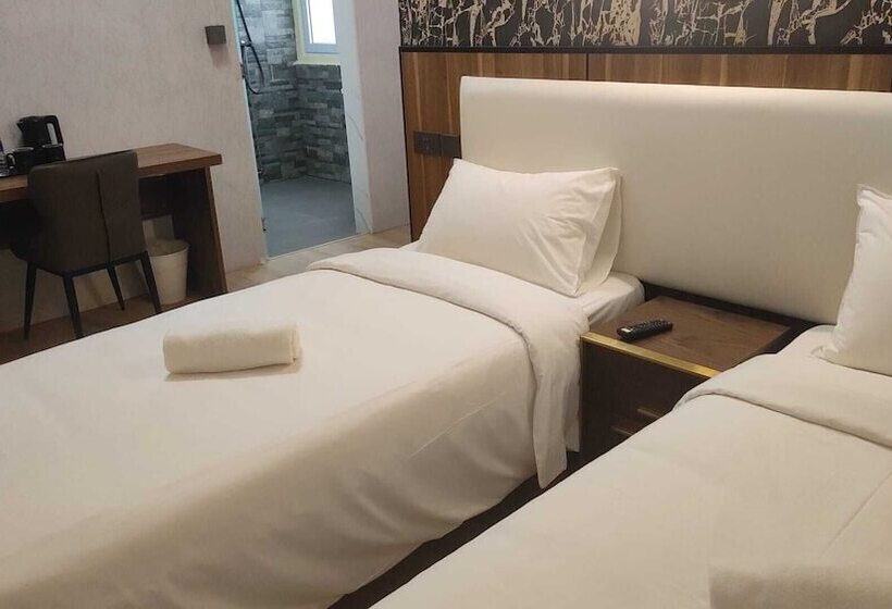 اتاق سوپریور, Kam Leng