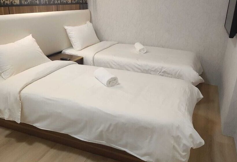 اتاق سوپریور, Kam Leng