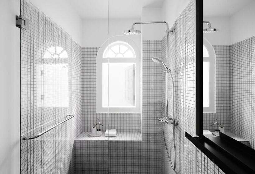 اتاق خانوادگی, Mono