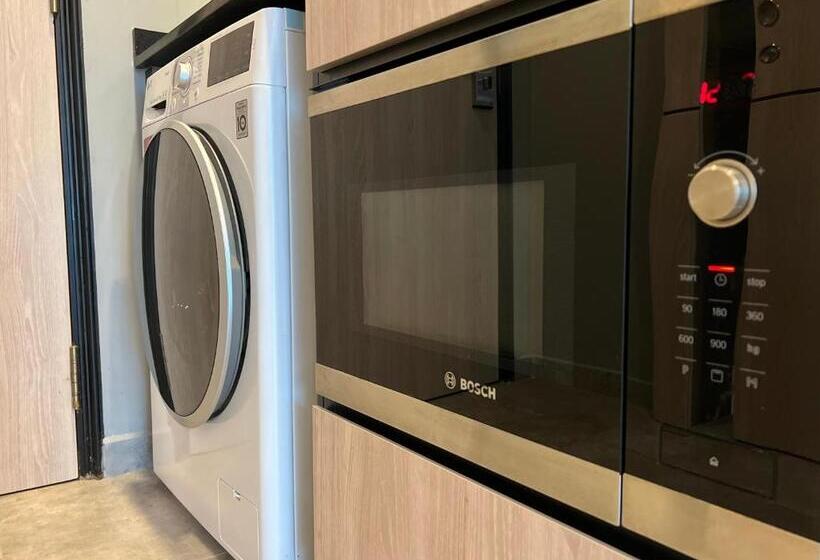 استودیوی استاندارد, Orchard Grand Court