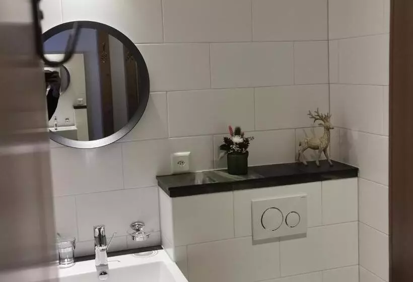 スタンダードルーム, Spannort Family Home With Common Kitchen And Self Check In