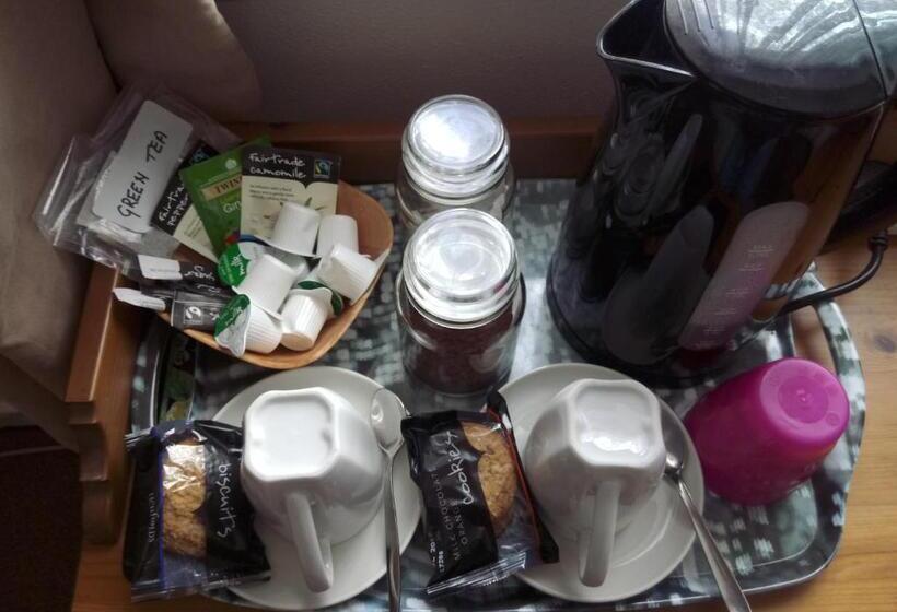 غرفة قياسية حمام مشترك, Maggie S