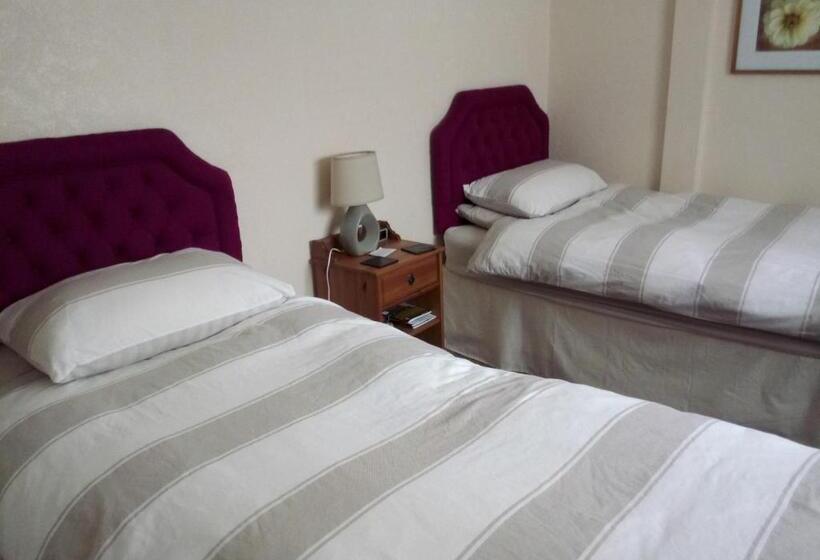 غرفة قياسية حمام مشترك, Maggie S