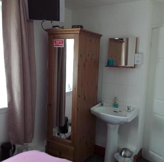 غرفة أساسية حمام مشترك, Maggie S