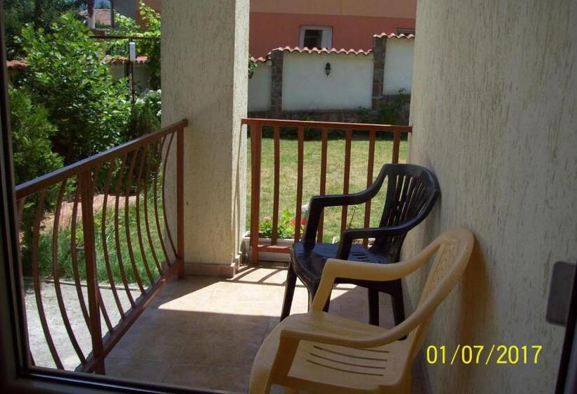 اتاق استاندارد سه تخته با بالکن, Guest House Gergevana