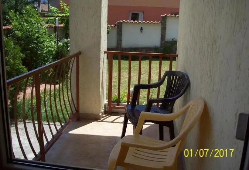 اتاق استاندارد سه تخته با بالکن, Guest House Gergevana