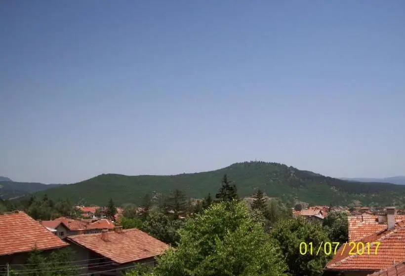 اتاق استاندارد سه تخته با بالکن, Guest House Gergevana