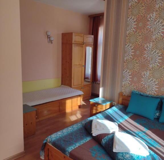 اتاق استاندارد سه تخته با بالکن, Guest House Gergevana