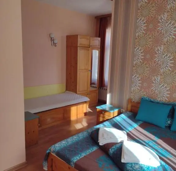 اتاق استاندارد سه تخته با بالکن, Guest House Gergevana