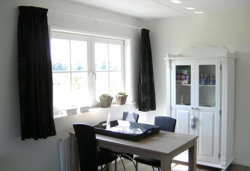 اتاق لوکس با چشم‌انداز باغ, De Beddestee