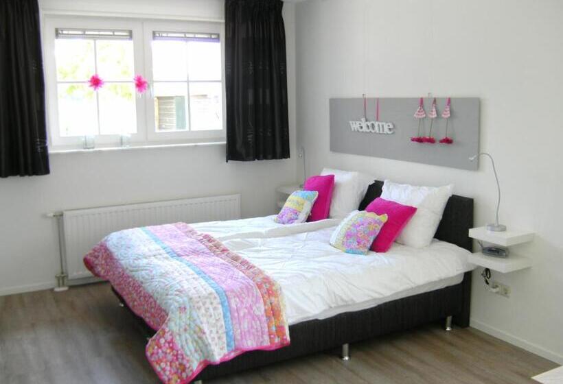 اتاق لوکس با چشم‌انداز باغ, De Beddestee