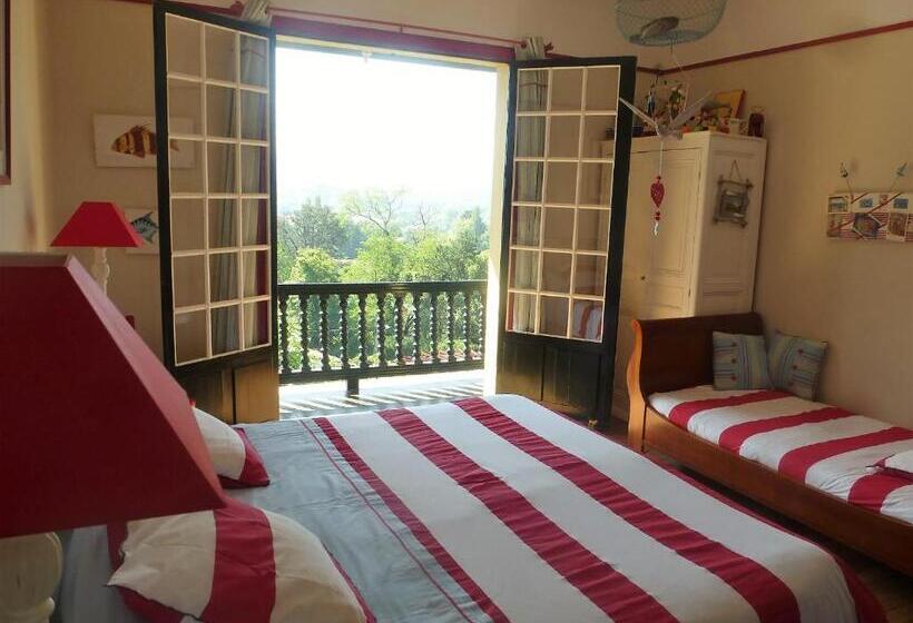 اتاق خانوادگی با چشمانداز کوه, Villa La Croix Basque