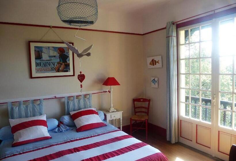 اتاق خانوادگی با چشمانداز کوه, Villa La Croix Basque