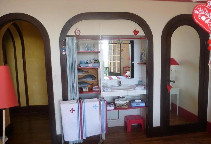 اتاق خانوادگی با چشمانداز کوه, Villa La Croix Basque