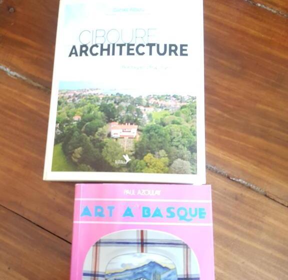 اتاق خانوادگی با چشمانداز کوه, Villa La Croix Basque