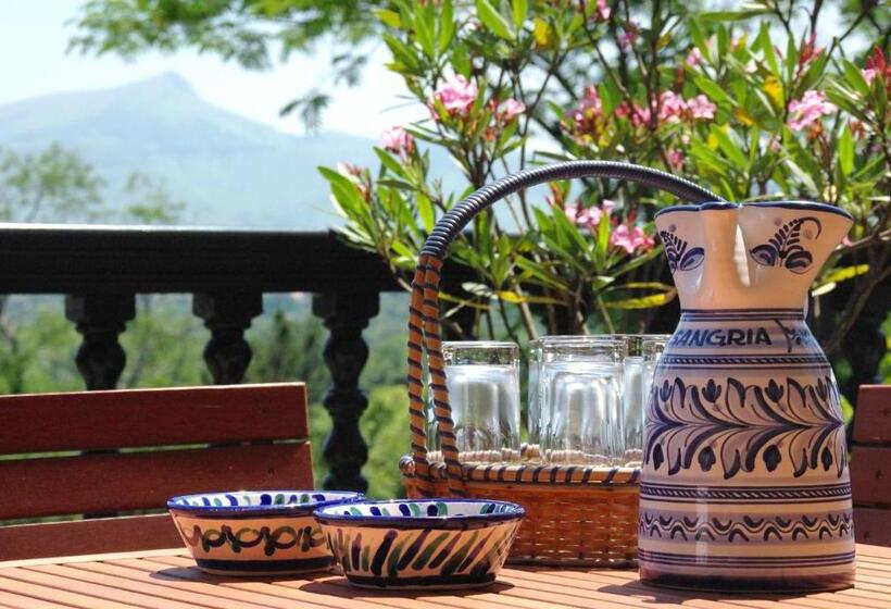 اتاق خانوادگی با چشمانداز کوه, Villa La Croix Basque