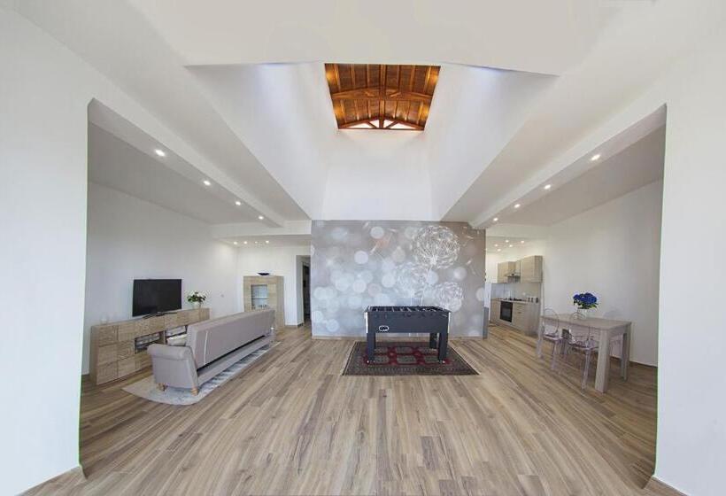 جناح مطلّ علي حمام السباحة, Villa C Luxury Estate